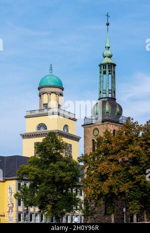 Deutschland, Nordrhein-Westfalen, Witten, Rathaus und Turm der Evangelisch-lutherischen Johanniskirche Stock Photo