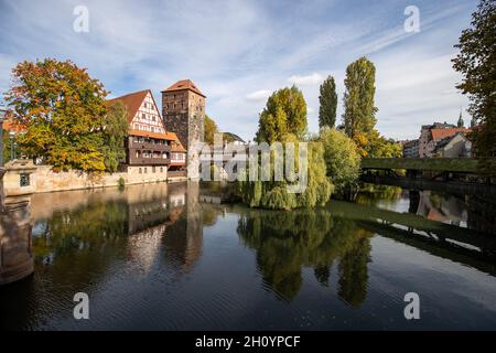 Nuremberg, Germany. 15th Oct, 2021. The Pegnitz with the Henkersteg (r) and Henkerhaus (M) and the Weinstadel (l) in the old town in autumnal scenery. Credit: Daniel Karmann/dpa/Alamy Live News Stock Photo