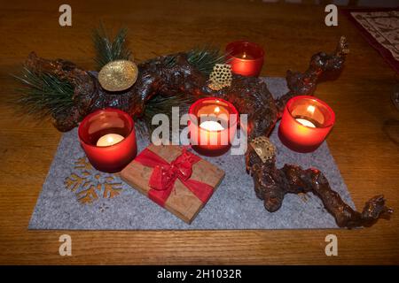 Rebwurzel, Model und Kerzen zum Adventsgesteck dekoriert