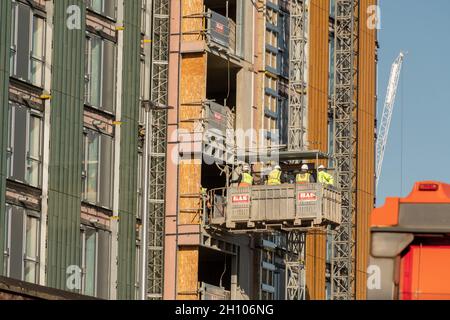Construction workers on board a construction life at the new Buchanan Wharf development in Tradeston, Glasgow Stock Photo