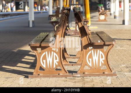 English made, cast iron and wooden GWR bench on the platform at Temple Meads Railway Station, Bristol UK 12-10-2021. Stock Photo