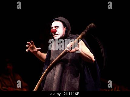 Antony Sher (Marcel Flote) in RED NOSES by Peter Barnes at the Royal Shakespeare Company (RSC), Barbican Theatre, Barbican Centre, London EC2  02/07/1985  design: Farrah  lighting: Terry Hands with Clive Morris  movement: Ben Benison  director: Terry Hands Stock Photo