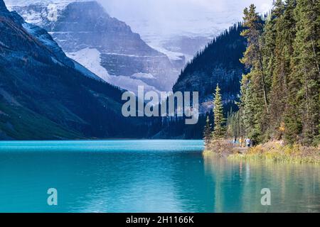 Turquoise Lake Louise in the Canadian Rockies, Alberta, Canada Stock Photo