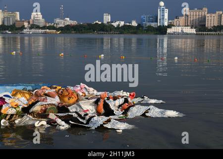 Howrah, India. 15th Oct, 2021. Durga idol immersion ceremony after the end of Durga Puja at the riverbank of the Ganges amid 2nd year of Covid-19 pandemic in India on Oct. 15, 2021. The worship of Goddess Durga in autumn is the biggest multi-day annual Hindu festival in northeastern India. (Photo by Biswarup Ganguly/Pacific Press/Sipa USA) Credit: Sipa USA/Alamy Live News Stock Photo