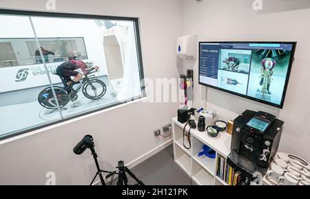 Alex Dowsett training in the wind tunnel along side his data screen during a photocall at the Silverstone Sports Engineering Hub, Towcester. Picture date: Friday October 15, 2021. Stock Photo