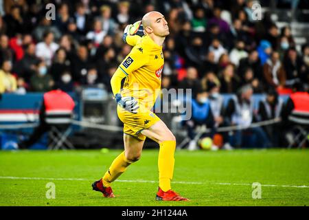 Paris, France. 15th Oct, 2021. PARIJS, FRANCE - OCTOBER 15: goalkeeper Paul Bernardoni of Angers during the French Ligue 1 match between Paris Saint-Germain and Angers at Parc des Princes on October 15, 2021 in Parijs, France (Photo by Matthieu Mirville/Orange Pictures) Credit: Orange Pics BV/Alamy Live News Stock Photo