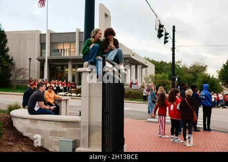 Bloomington, United States. 15th Oct, 2021. Parade viewers line Woodlawn during the Indiana University Homecoming Parade. Student Groups participate in the Indiana University (IU) Homecoming Parade. The parade began on 17th Street and Woodlawn. (Photo by Jeremy Hogan/SOPA Images/Sipa USA) Credit: Sipa USA/Alamy Live News Stock Photo