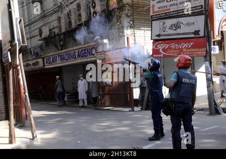 Non Exclusive: DHAKA, BANGLADESH - OCTOBER 15, 2021: Protesters confront police during  the riots after a  procession in protest against alleged desec Stock Photo