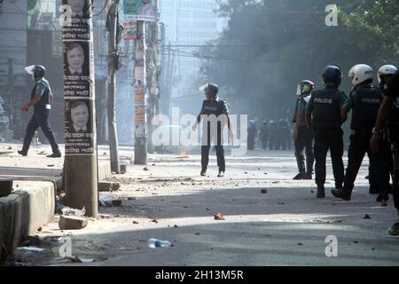 Non Exclusive: DHAKA, BANGLADESH - OCTOBER 15, 2021: Protesters confront police during  the riots after a  procession in protest against alleged desec Stock Photo