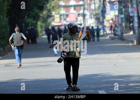 Non Exclusive: DHAKA, BANGLADESH - OCTOBER 15, 2021: Protesters confront police during  the riots after a  procession in protest against alleged desec Stock Photo