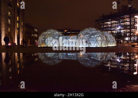 London, UK. 15th October 2021. Pollution Pods by Michael Pinsky outside Central Saint Martins at Granary Square, King's Cross. The installation features five geodesic domes, each containing a different environment and air quality, and will allow visitors to experience the clean air of Tautra in Norway, and pollution of New Delhi, Beijing, Sao Paulo and London. Stock Photo