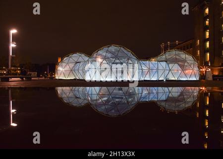 London, UK. 15th October 2021. Pollution Pods by Michael Pinsky outside Central Saint Martins at Granary Square, King's Cross. The installation features five geodesic domes, each containing a different environment and air quality, and will allow visitors to experience the clean air of Tautra in Norway, and pollution of New Delhi, Beijing, Sao Paulo and London. Stock Photo