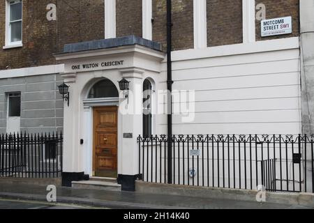 Entrance to One Wilton Crescent, on Motcombe Street, Belgravia, London, England, October 2021 Stock Photo