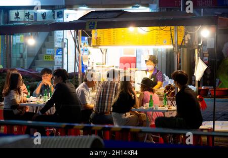 Pojangmacha, Sep 9, 2021 : A Pojangmacha or street stall at Ikseon-dong in Seoul, South Korea. The Korean-style covered street bar, Pojangmacha, serves drinks, snacks and food. Ikseon-dong Hanok Village is one of the oldest residential areas which has been turned into commercial districts in Seoul. (Photo by Lee Jae-Won/AFLO) (SOUTH KOREA) Stock Photo