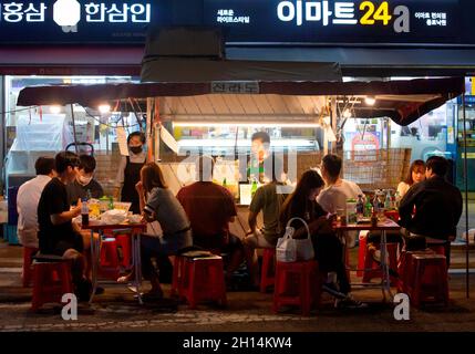 Pojangmacha, Sep 9, 2021 : A Pojangmacha or street stall at Ikseon-dong in Seoul, South Korea. The Korean-style covered street bar, Pojangmacha, serves drinks, snacks and food. Ikseon-dong Hanok Village is one of the oldest residential areas which has been turned into commercial districts in Seoul. (Photo by Lee Jae-Won/AFLO) (SOUTH KOREA) Stock Photo