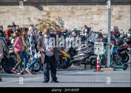 ISTANBUL, TURKEY - OCTOBER 12 ,2021: Elderly mature grandfather pensioner getting lost in big citys. enile dementia Stock Photo