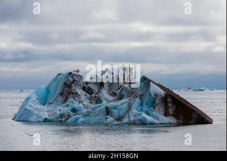 Ice floes in the Erik Eriksenstretet, the strait separating Kong Karls Land from Nordaustlandet. Nordaustlandet, Svalbard, Norway Stock Photo