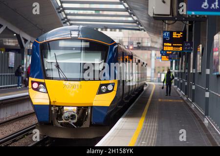 A new 707 Southeastern train arrives and departing from London Bridge ...