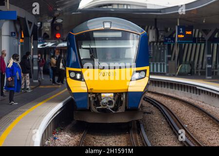 A new 707 Southeastern train arrives and departing from London Bridge ...