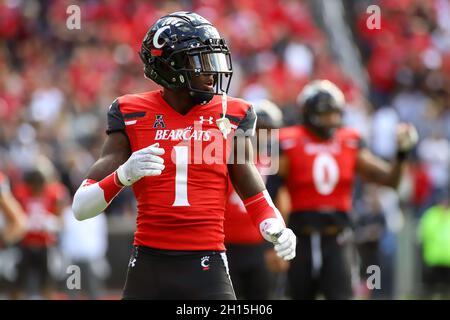 CINCINNATI, OH - OCTOBER 31: Cincinnati Bearcats cornerback Ahmad Gardner  (12) in action during the game against the Memphis Tigers and the Cincinnati  Bearcats on October 31, 2020, at Nippert Stadium in