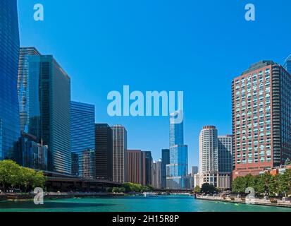 Chicago Riverwalk, skyscrapers, and historic architecture are some of the attractions along the main stem of the Chicago River Stock Photo