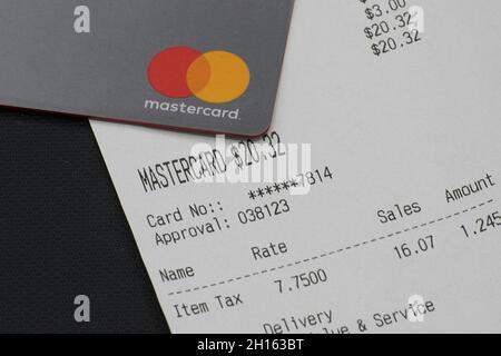 Lake Elsinore, Ca, USA - October 15, 2021: Credit card and restaurant bill Stock Photo