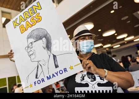 Los Angeles, USA. 16th Oct, 2021. Karen Bass held a kickoff event at Los Angeles Trade Tech to run for mayor of Los Angeles. Bass is currently a U.S. Representative of the 37th district in California. She is also hoping to become the first female mayor of Los Angeles. 10/16/2011 Los Angeles, CA USA (Photo by Ted Soqui/Sipa USA) Credit: Sipa USA/Alamy Live News Stock Photo