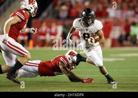 Madison, WI, USA. 16th Oct, 2021. Army Black Knights running back Braheam Murphy (8) rushes the ball during the NCAA Football game between the Army Black Knights and the Wisconsin Badgers at Camp Randall Stadium in Madison, WI. Darren Lee/CSM/Alamy Live News Stock Photo