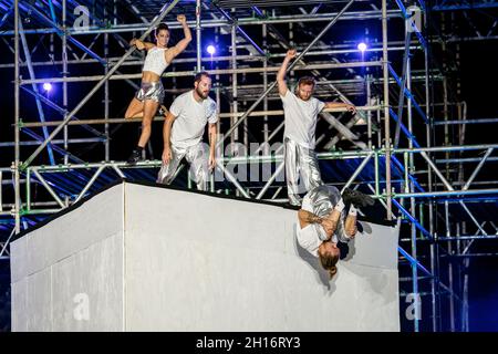 Orlando, Florida, USA. 12th Oct, 2021. Acrobats perform Dare to Dream during Immerse Festival by Creative City Project that turned downtown Orlando into a large scale interactive arts exhibition with performances, music, photo opportunities, entertainment, lighting installations and music. Hundreds of artists participated in the three days annual event that celebrates creativity. (Credit Image: © Ronen Tivony/SOPA Images via ZUMA Press Wire) Stock Photo