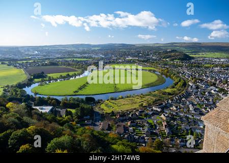 Autumnal view from the Wallace Monument looking across the meandering River Forth to Stirling and Stirling Castle Stock Photo