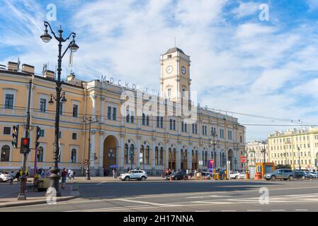 SAINT PETERSBURG, RUSSIA - JUNE 06 10, 2021: View of the main building of the Moscow railway station from October Square on a sunny June day Stock Photo
