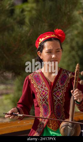 Female singers in traditional costume, Nukus, Uzbekistan Stock Photo