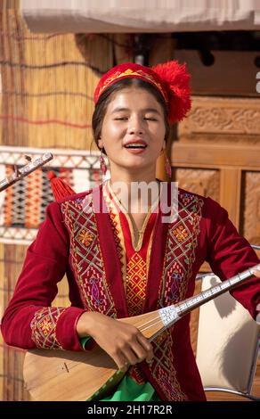 Female singers in traditional costume, Nukus, Uzbekistan Stock Photo