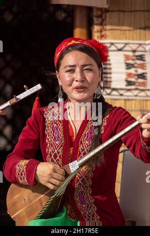 Female singers in traditional costume, Nukus, Uzbekistan Stock Photo