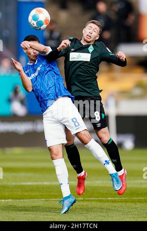 Darmstadt, Germany. 17th Oct, 2021. Football: 2nd Bundesliga, SV Darmstadt 98 - Werder Bremen, Matchday 10, Merck-Stadion am Böllenfalltor. Darmstadt's Fabian Schnellhardt (l) and Bremen's Mitchel Weiser fight for the ball. Credit: Uwe Anspach/dpa - IMPORTANT NOTE: In accordance with the regulations of the DFL Deutsche Fußball Liga and/or the DFB Deutscher Fußball-Bund, it is prohibited to use or have used photographs taken in the stadium and/or of the match in the form of sequence pictures and/or video-like photo series./dpa/Alamy Live News Stock Photo