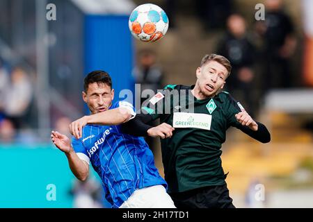 Darmstadt, Germany. 17th Oct, 2021. Football: 2nd Bundesliga, SV Darmstadt 98 - Werder Bremen, Matchday 10, Merck-Stadion am Böllenfalltor. Darmstadt's Fabian Schnellhardt (l) and Bremen's Mitchel Weiser fight for the ball. Credit: Uwe Anspach/dpa - IMPORTANT NOTE: In accordance with the regulations of the DFL Deutsche Fußball Liga and/or the DFB Deutscher Fußball-Bund, it is prohibited to use or have used photographs taken in the stadium and/or of the match in the form of sequence pictures and/or video-like photo series./dpa/Alamy Live News Stock Photo