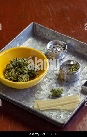Tray with marijuana and digital scale with cannabis bud. Top view of wooden  table with sun rays Stock Photo - Alamy