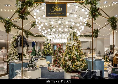 Department Store Christmas Decoration 2018: Saks Fifth Avenue, More –  Footwear News