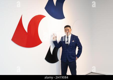 Manhattan Beach, California, USA. 15th October, 2021. TV host Joey Zhou points to artwork by David A. Peters at the TIME4ART Exhibition featuring artist David A. Peters at the Manhattan Beach Art Center in Manhattan Beach, California.  Credit: Sheri Determan Stock Photo