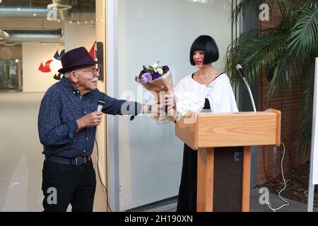 Manhattan Beach, California, USA. 15th October, 2021. Artist David A. Peters presents flowers to Homeira Goldstein, Chairman of the Board of the Manhattan Beach Art Center, at the TIME4ART Exhibition featuring artist David A. Peters at the Manhattan Beach Art Center in Manhattan Beach, California.  Credit: Sheri Determan Stock Photo