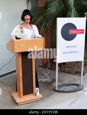 Manhattan Beach, California, USA. 15th October, 2021. Homeira Goldstein, Chairman of the Board of the Manhattan Beach Art Center, presents at the TIME4ART Exhibition featuring artist David A. Peters at the Manhattan Beach Art Center in Manhattan Beach, California.  Credit: Sheri Determan Stock Photo