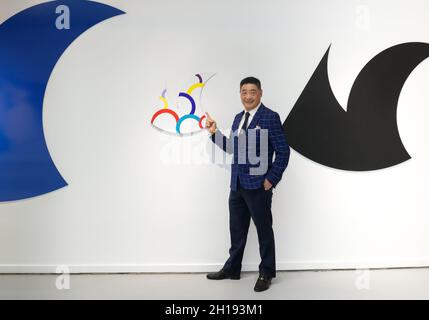 Manhattan Beach, California, USA. 15th October, 2021. TV host Joey Zhou points to artwork by David A. Peters at the TIME4ART Exhibition featuring artist David A. Peters at the Manhattan Beach Art Center in Manhattan Beach, California.  Credit: Sheri Determan Stock Photo