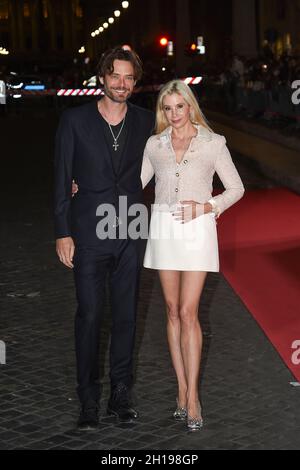 Rome, Italy. 17th Oct, 2021. Italy, Rome, 17 October 2021. Red carpet of Johnny Depp's master class for the Rome FIlm Festival. Pictured: Mira Sorvino and husband Christopher Backus Photo Credit: Fabio Mazzarella/Sintesi/Alamy Live News Stock Photo