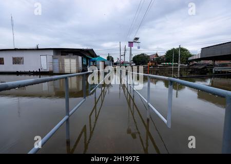 Bangkok, Thailand. 17th Oct, 2021. Submerged canal walkway is seen after heavy flooding.Santichon Songkroh community, a small community along Bangkok Noi Canal is now facing daily flood influenced from water walls leakage and heavy rainfall from Tropical Storm Kompasu. Credit: SOPA Images Limited/Alamy Live News Stock Photo