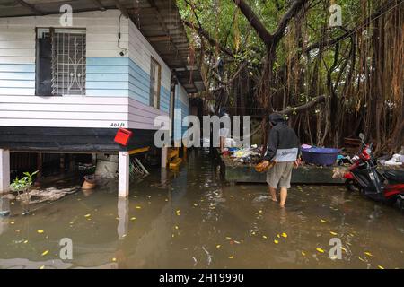 Bangkok, Thailand. 17th Oct, 2021. A man is seen walking in floodwaters after heavy flooding.Santichon Songkroh community, a small community along Bangkok Noi Canal is now facing daily flood influenced from water walls leakage and heavy rainfall from Tropical Storm Kompasu. Credit: SOPA Images Limited/Alamy Live News Stock Photo