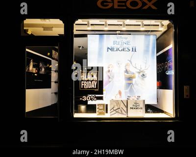 Conciso Superficie lunar Lavandería a monedas Street scene view of GEox shoe store with Black Friday signage Stock Photo  - Alamy