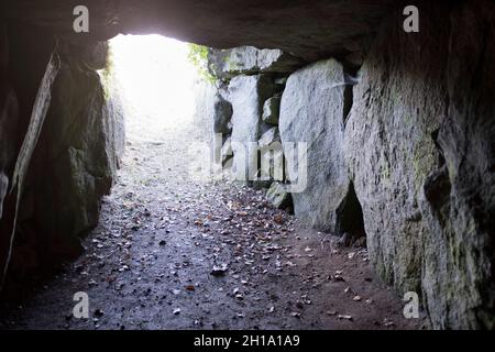 dh Neolithic LE CREUX ES FAIES GUERNSEY Burial chamber megalithic passage tomb fairy cave dolmen Stock Photo