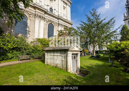 Small body chute entrance in the churchyard of St Paul's Cathedral in London, used to transport paupers' coffins and bodies to the crypt Stock Photo
