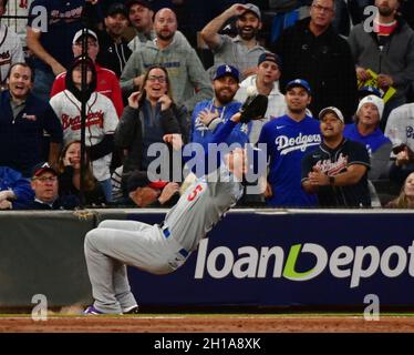 Atlanta Braves' Joc Pederson wears a pearl necklace during a baseball game  against the New York Mets Saturday, Oct. 2, 2021, in Atlanta. (AP Photo/Ben  Margot Stock Photo - Alamy