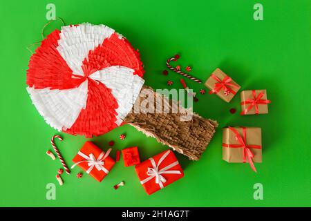 Lollipop pinata avec bonbons et cadeaux sur fond blanc Photo Stock - Alamy